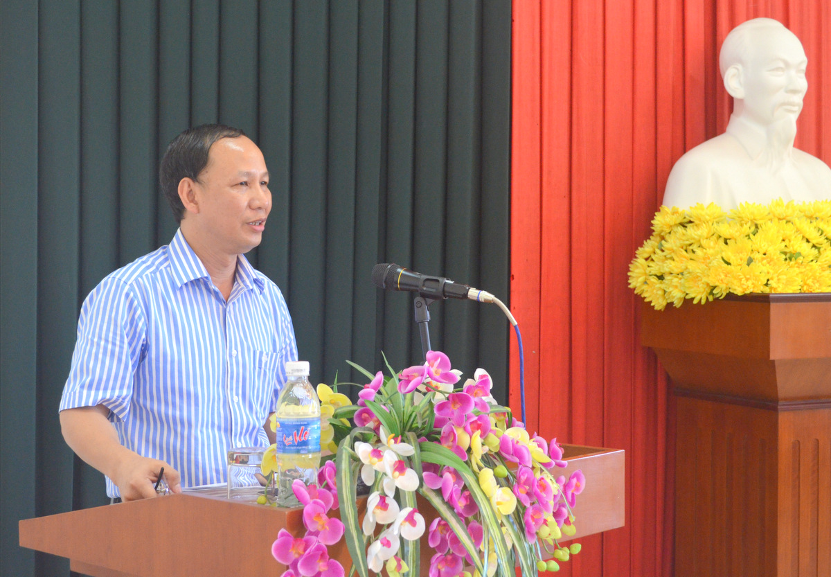 Đồng chí Nguyễn Văn Trường, Phó Tổng Biên tập Báo Quảng Ninh tập huấn nghiệp vụ báo chí cho đội ngũ cộng tác viên.