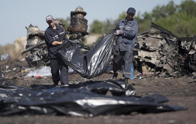 Vận chuyển thi thể nạn nhân MH17 tại hiện trường Grabove, vùng Donetsk, miền Đông Ukraine. (Nguồn: AP)