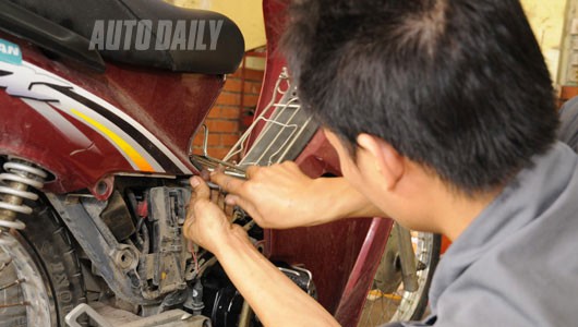 Nhiều người dùng đến các cửa hàng xe máy gần nhà để sửa chữa và thay đồ.