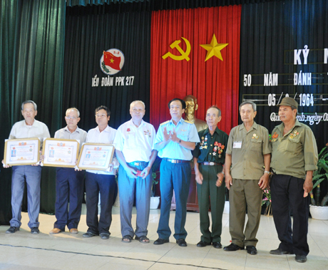 Lãnh đạo Sư đoàn 363, Quân chủng Phòng không-Không quân trao Kỷ niệm chương 5-8 cho các cá nhân có thành tích xuất sắc thuộc Ban Liên lạc-CCB truyền thống 5-8 Tiểu đoàn 217