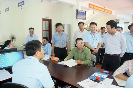 Đồng chí Đặng Huy Hậu, Phó Chủ tịch UBND tỉnh kiểm tra hoạt động của Trung tâm hành chính công TP Uông Bí.