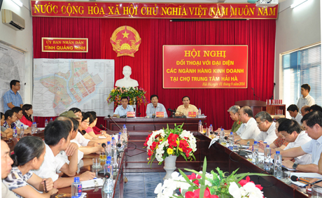 Chủ tịch UBND tỉnh Nguyễn Văn Đọc đối thoại với đại diện các ngành hàng.