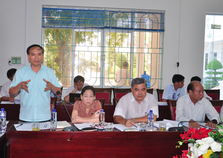 Bí thư Huyện ủy Trần Văn Lâm báo cáo tại buổi làm việc.
