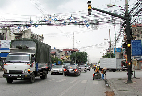 Đèn điều khiển giao thông này chỉ hoạt động ban đêm, ban ngày thì chỉ nháy đèn vàng. (Ảnh chụp lúc 14h41 ngày 3-8-2014 tại QL 18, đoạn ngã tư Hoàng Hoa Thám, thị trấn Mạo Khê, huyện Đông Triều)