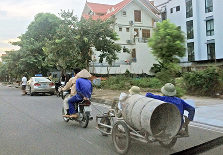 Kết hợp…đa phương tiện (!)  Ảnh chụp lúc 18h30, ngày 27-7-2014 tại khu đường bao biển, phường Hồng Hà, Tp Hạ Long. Nguyễn Thị Nguyệt