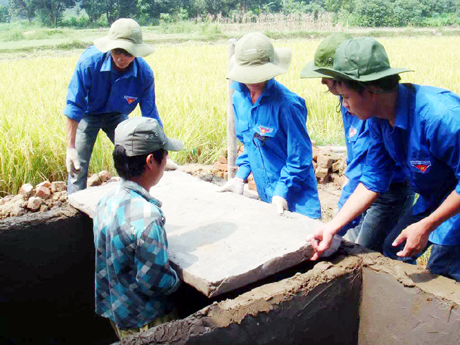 Đoàn viên Thanh niên hỗ trợ người dân xã Húc Động xây nhà nông thôn theo tiêu chí mới. Ảnh: Ngọc Nhất - CTV