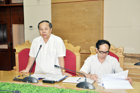 Đồng chí Nguyễn Đình Tuấn, Chủ nhiệm Ủy ban kiểm tra Tỉnh ủy báo cáo Đề án tại cuộc họp.