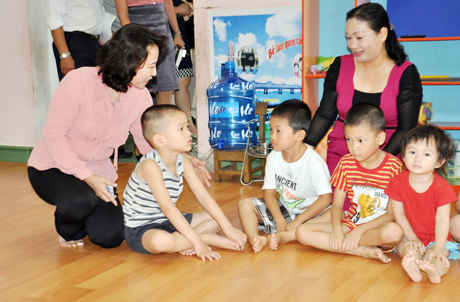 Đồng chí Vũ Thị Thu Thủy, Phó Chủ tịch UBND tỉnh thăm các trẻ em ở nhà trẻ Hoa Lan thuộc Khu văn công Cái Dăm.