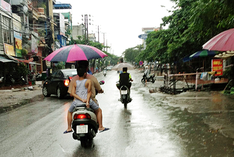 Ảnh chụp lúc 11h30, ngày 13-8-2014, trên tỉnh lộ 337, đoạn qua khu 3B phường Cao Xanh, TP Hạ Long.