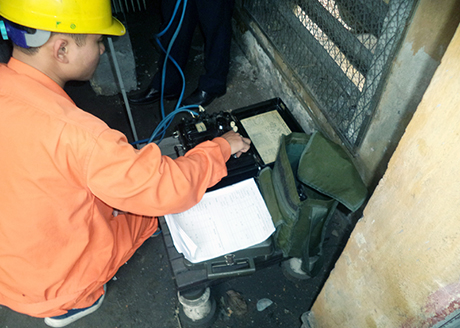 Kiểm tra thiết bị trước khi đưa vào vận hành để thực hiện dự án chuyển lưới điện từ 6kV lên 22kV tại khu vực nội thị Uông Bí.