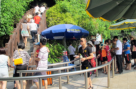 Quảng Ninh ngày càng trở thành điểm đến hấp dẫn trong mắt du khách bốn phương. Trong ảnh: Khách du lịch tham quan tại hang Thiên Cung - Đầu Gỗ.