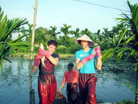 Niềm vui của du khách khi được trải nghiệm công việc đánh bắt cá tại các ao làng ở Yên Đức.
