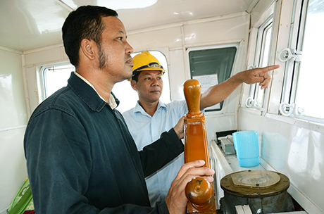 Vận hành tàu cứu nạn trên biển là công việc thường ngày của các anh.