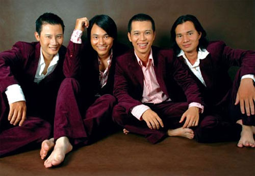  Từ trái qua: Hoàng Bách, Đình Bảo, Nam Khánh và Thụy Vũ trong nhóm AC&M một thời hoạt động sôi nổi.