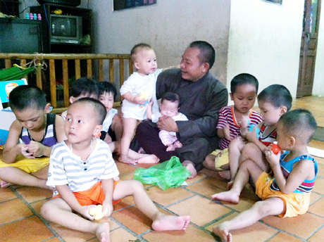 Sư thầy Thích Thanh Tuân cùng các em nhỏ bị bỏ rơi được nhà chùa chăm sóc.