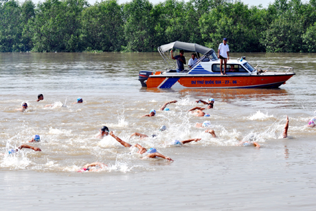 Hội bơi vượt sông truyền thống huyện Đông Triều là sân chơi gia đình anh Nguyễn Văn Quả thi đấu thường xuyên