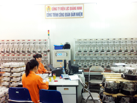 Kiểm định công tơ tại Phân xưởng thí nghiệm, Công ty Điện lực Quảng Ninh.