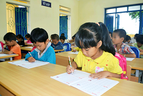 Học sinh lớp 1A6, cơ sở 2, Trường TH&THCS Minh Khai, tập viết chữ cái.