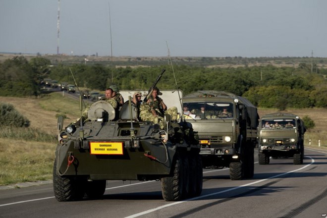 Xe quân sự Nga cơ động trên đường tại khu vực Rostov-on -Don hôm 15/8, cách biên giới với Ukraine 9 dặm. (Nguồn: AP)