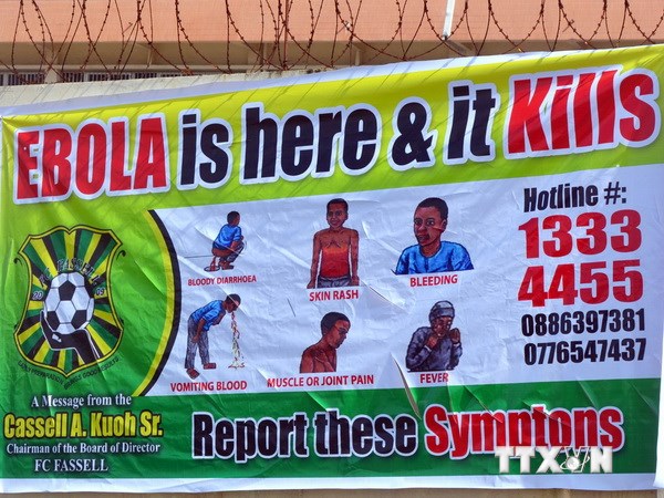 Bảng thông tin về dịch Ebola gần một trung tâm y tế ở Monrovia, Liberia. (Nguồn: AFP/TTXVN)