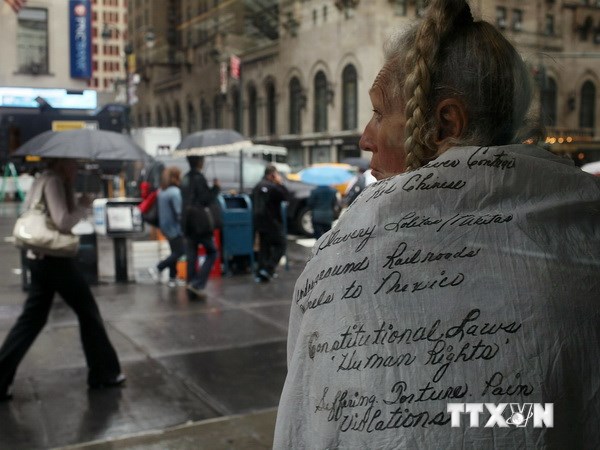 Một người Mỹ vô gia cư trên đường phố New York. (Ảnh: AFP/TTXVN)