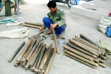 Cho mồi vào ống trước khi đi đặt bẫy.