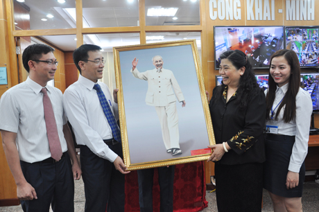 Đồng chí Tòng Thị Phóng, Ủy viên Bộ Chính trị, Phó Chủ tịch Quốc hội tặng bức ảnh Chủ tịch Hồ Chí Minh cho Trung tâm Hành chính công tỉnh.