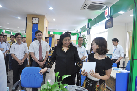 Đồng chí Tòng Thị Phóng, Ủy viên Bộ Chính trị, Phó Chủ tịch Quốc hội trao đổi với doanh nghiệp đến làm việc tại trung tâm.