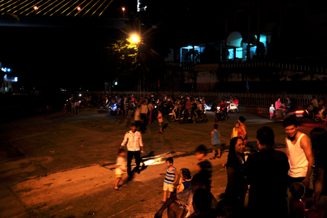 19h00', ngày 25-8, bến phà phía Hòn Gai có rất đông người dân chờ phà cập bến.