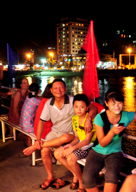 Cả nhà cùng đi phà.