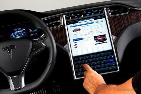 Kiểu bảng điều khiển như tablet của Tesla theo Mercedes là không an toàn.