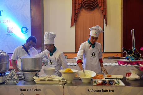 Các đầu bếp khách sạn Hải Đăng Plaza (Hải Phòng) chế biến món trong Ngày hội ẩm thực.