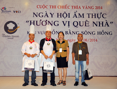  Bà Nguyễn Thị Bảo, Chủ tịch Hiệp hội Du lịch Quảng Ninh trao phần thưởng cho các đầu bếp có món ăn ngon được du khách bình chọn.