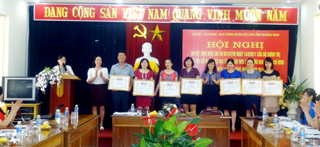 Chi bộ cơ quan Hội LHPN tỉnh khen thưởng các cá nhân điển hình trong học tập và làm theo tấm gương đạo đức Hồ Chí Minh.