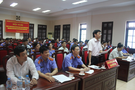 Đồng chí Phạm Văn Điệt, Chủ tịch Ủy ban MTTQ tỉnh góp ý kiến vào quy chế phối hợp giữa hai ngành tại điểm cầu Quảng Ninh.