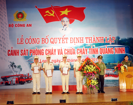 Trung tướng Bùi Quang Bền, Uỷ viên Trung ương Đảng, Thứ trưởng Bộ Công an trao Quyết định thành lập và tặng hoa lực lượng Cảnh sát PCCC tỉnh Quảng Ninh.