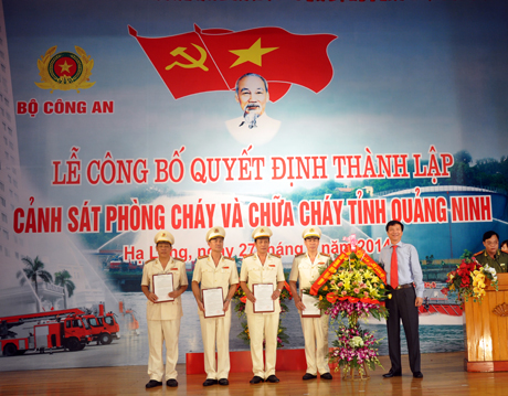 Đồng chí Nguyễn Văn Đọc, Phó Bí thư Tỉnh ủy, Chủ tịch UBND tỉnh trao Quyết định thành lập Đảng bộ và tặng hoa chúc mừng Cảnh sát PCCC tỉnh Quảng Ninh.
