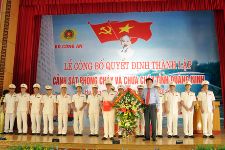 Đồng chí Nguyễn Văn Đọc, Phó Bí thư Tỉnh ủy, Chủ tịch UBND tỉnh tặng hoa chúc mừng  Cảnh sát PCCC tỉnh Quảng Ninh.     Ảnh 0046:  