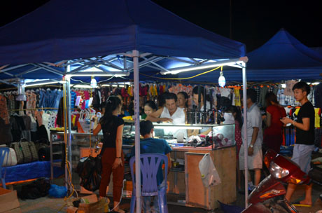 Chợ đêm Móng Cái bắt đầu đi vào hoạt động từ tháng 10-2006 góp phần đa dạng hóa các hoạt động thương mại biên giới