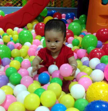 Trẻ em được tham gia nhiều trò chơi hấp dẫn tại Trung tâm thương mại Hồng Vận