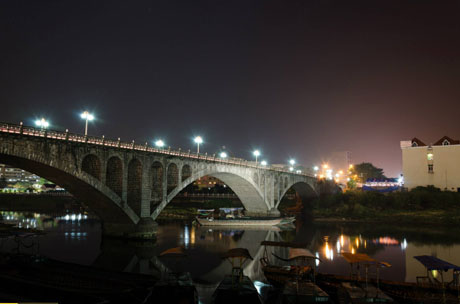 Đêm xuống, cầu Ka Long dường như cũng trở nên trầm mặc, lặng lẽ hơn