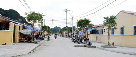 Khu tái định cư cho ngư dân làng chài giờ đây nhộn nhịp như một khu phố nhỏ với đa dạng các hoạt động. Trong ảnh: Một góc khu tái định cư làng chài phường Hà Phong (TP Hạ Long).