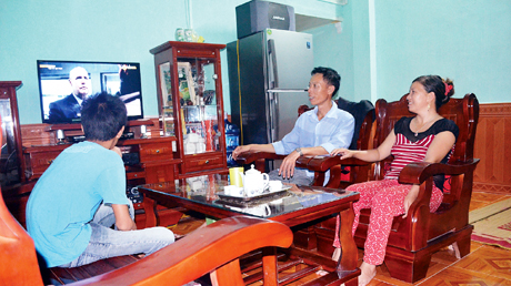 Gia đình chị Nguyễn Thị Toàn thư giãn sau một ngày lao động vất vả.