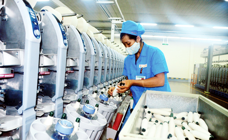 Sản xuất sợi tại Nhà máy sản xuất sợi của Công ty TNHH Khoa học kỹ thuật Texhong Ngân Long tại KCN Hải Yên (TP Móng Cái). Ảnh: Thái Cảnh