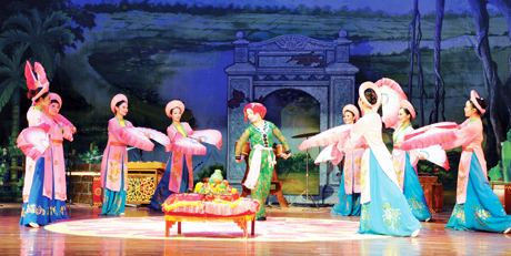 Biểu diễn nghệ thuật dân tộc tại Cung Văn hoá Lao động Việt - Nhật (TP Hạ Long) phục vụ khách du lịch.
