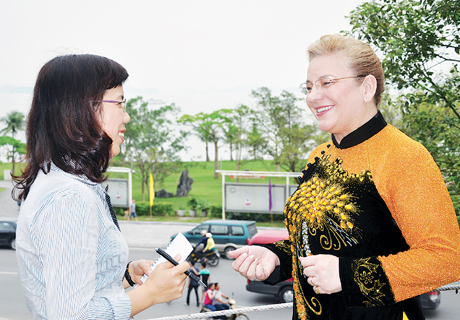 Bà Katherine Muller (bên phải) trả lời phỏng vấn của phóng viên Báo Quảng Ninh.