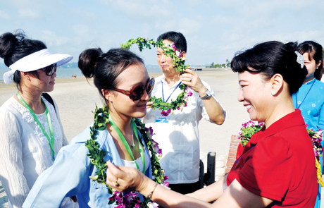 Đồng chí Vũ Thị Thu Thuỷ, Phó Chủ tịch UBND tỉnh tặng hoa, chào mừng du khách tàu biển quốc tế SuperStar Virgo đến với Hạ Long, tháng 6-2014.