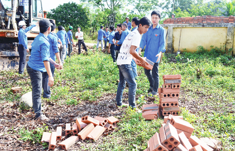 Thanh niên tình nguyện huyện Đầm Hà tham gia xây dựng hạ tầng nông thôn.