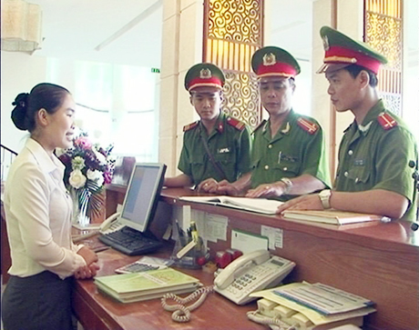 Công an phường Bãi Cháy (TP Hạ Long) kiểm tra việc khai báo lưu trú cho khách du lịch.