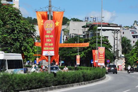 Đường phố được trang hoàng lộng lẫy.